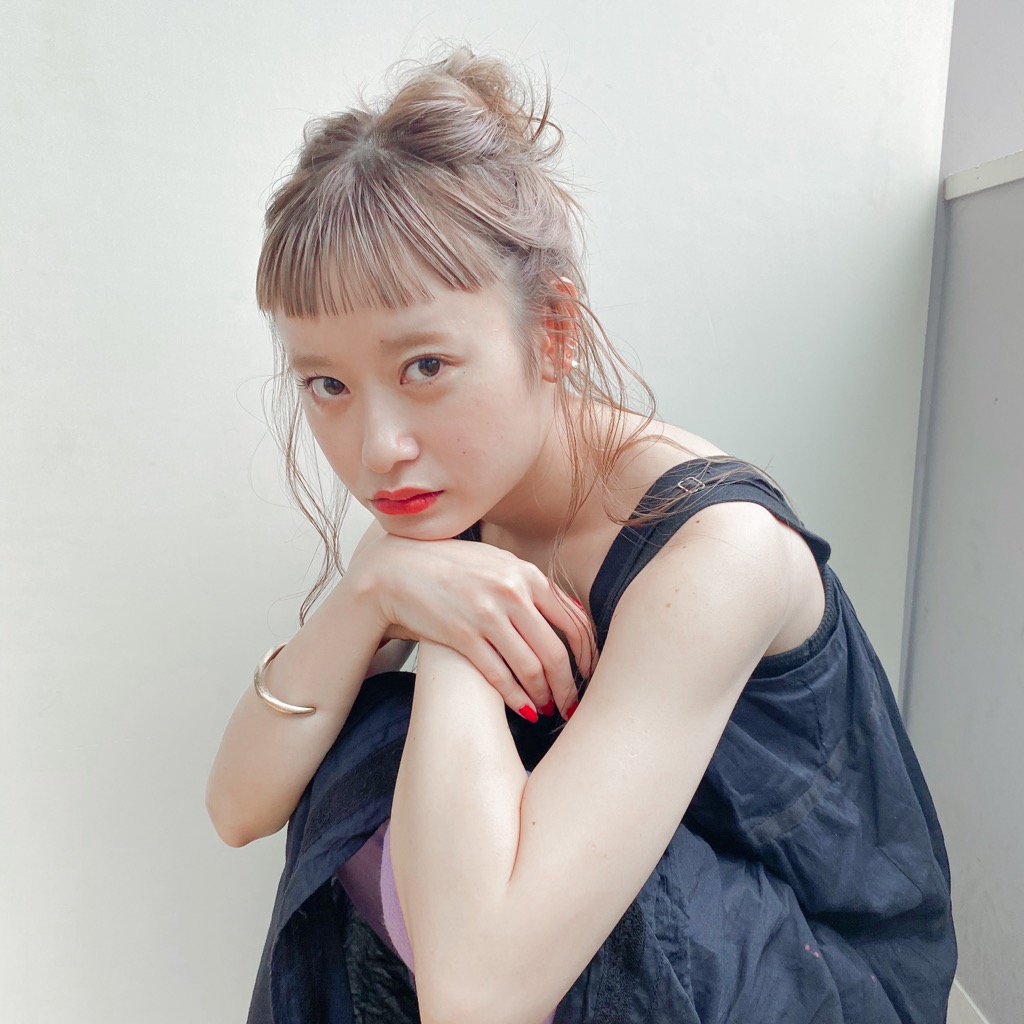 短め前髪 ハイトーン でワクワクムード