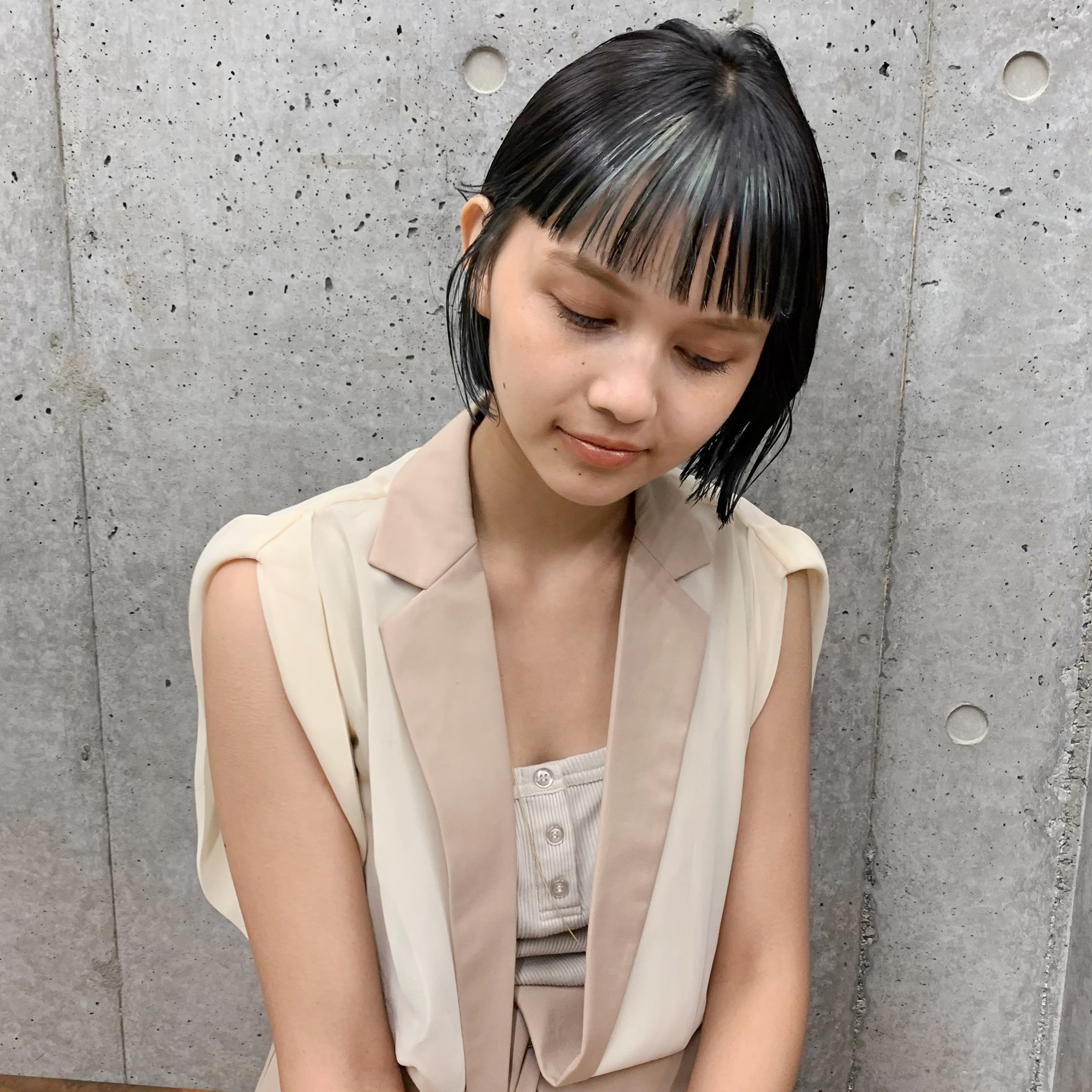 インナーカラーで楽しむ パツっとした毛先がかわいいコンパクトなミニボブ