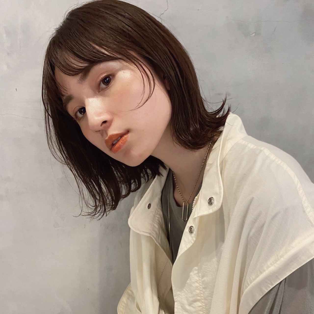 顔にかかる髪が愛おしい外ハネスタイル 鈴木彩乃