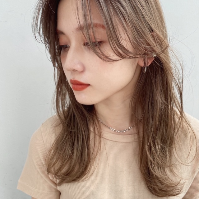 顔にかかる髪が愛おしい外ハネスタイル 鈴木彩乃