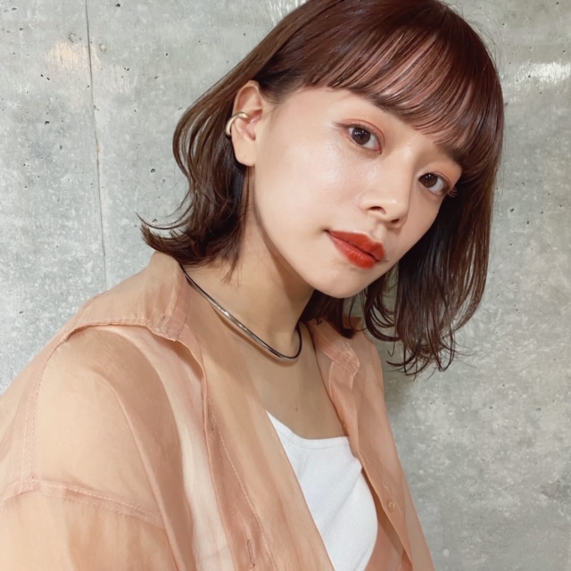 顔にかかる髪が愛おしい外ハネスタイル 鈴木彩乃