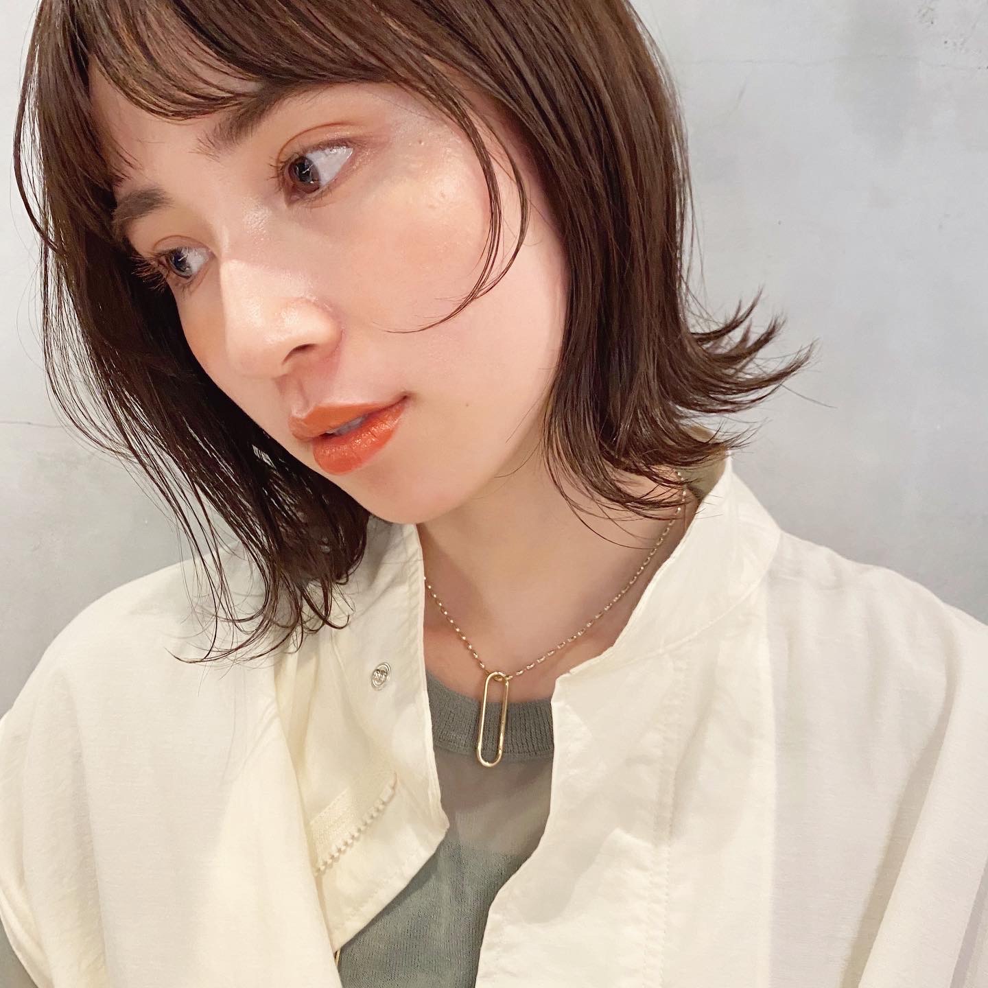 顔にかかる髪が愛おしい外ハネスタイル 鈴木彩乃