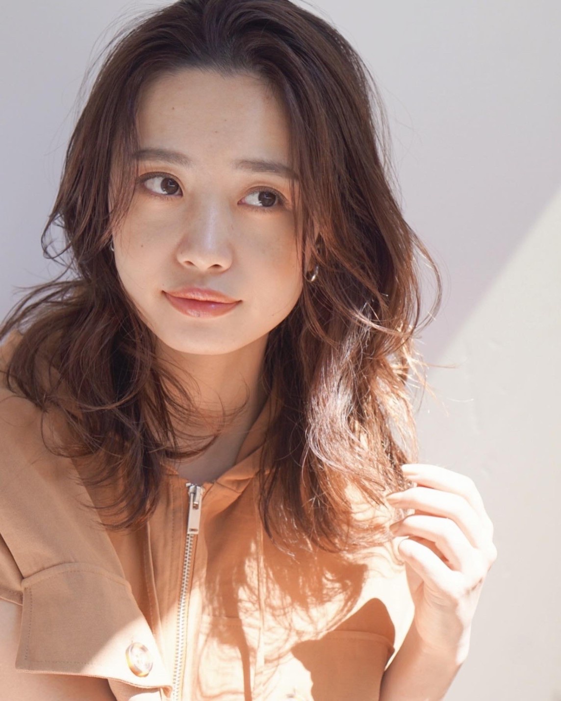 ワンカールで華やかふんわり笑顔に かき上げ仕草美人ミディアム