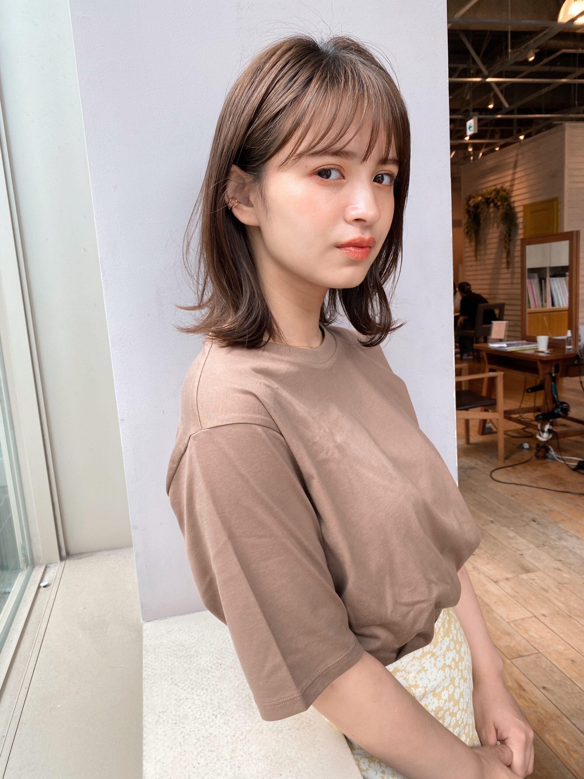 くびれ ミディアム ふんわりヘア